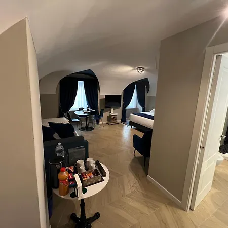 Luxury Blue Suites- Imperial 아파트